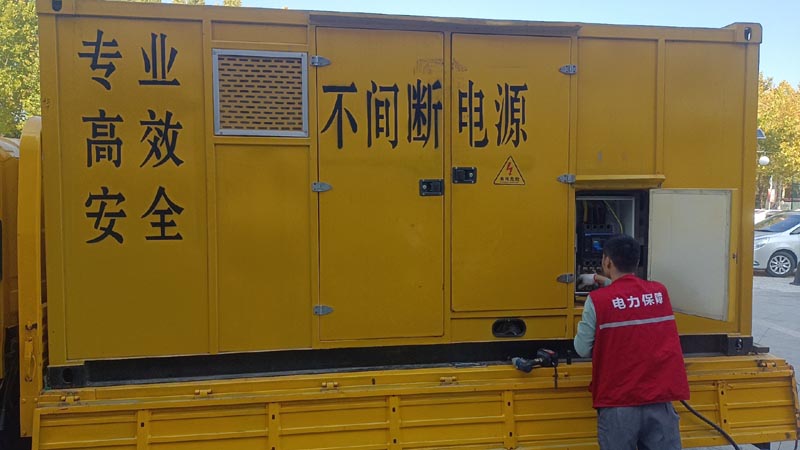 延津柴油发电机组和UPS电源配合使用时，如何避免切换过程中的电力中断？